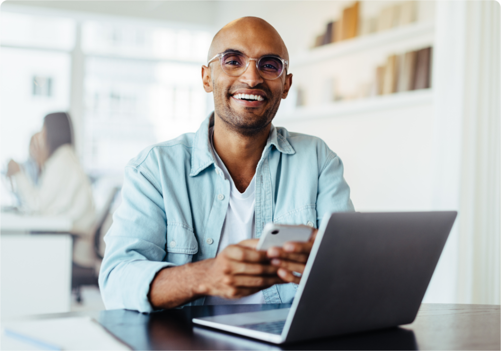 foto de homem feliz na frente do notebook