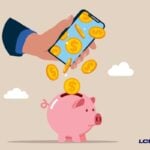 "Mão usando celular para depositar moedas em um cofrinho rosa, representando antecipação de valores pelo LCbank.