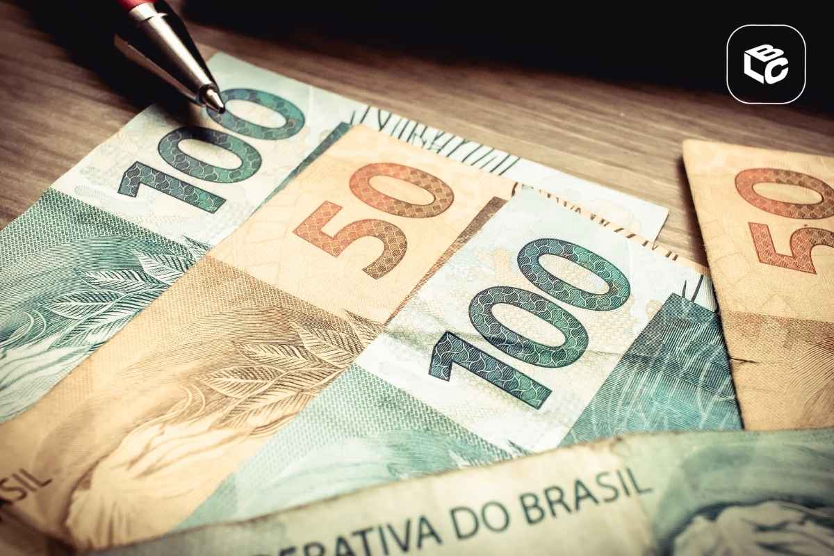 Cédulas de real brasileiro de 100 e 50 reais sobre mesa com caneta, representando a antecipação de crédito judicial de RPV federal