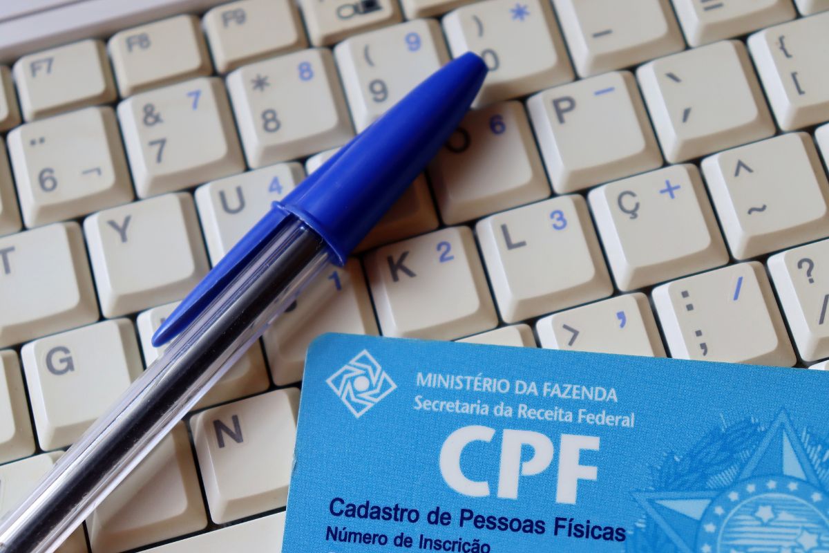 CPF, teclado e caneta azul: consulta de precatório e RPV pelo CPF