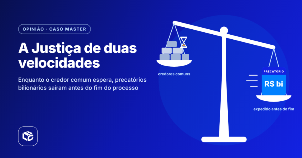 Arte gráfica em tons de azul com o selo “OPINIÃO • CASO MASTER” no canto superior esquerdo. O título principal diz: “A Justiça de duas velocidades”. Abaixo, o texto: “Enquanto o credor comum espera, precatórios bilionários saíram antes do fim do processo”.