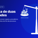 Arte gráfica em tons de azul com o selo “OPINIÃO • CASO MASTER” no canto superior esquerdo. O título principal diz: “A Justiça de duas velocidades”. Abaixo, o texto: “Enquanto o credor comum espera, precatórios bilionários saíram antes do fim do processo”.